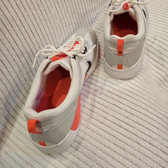 Nike SB Nyjah Free 2 in white-grey-orange